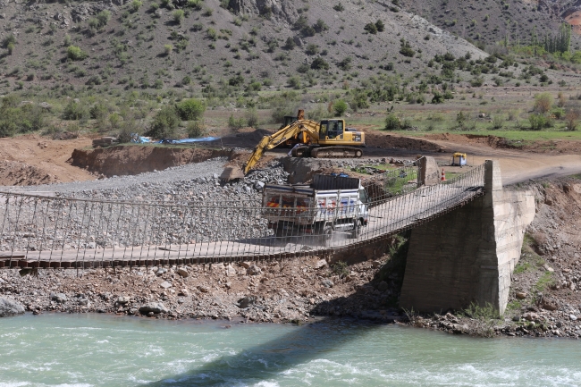 Ölümü göze alarak köprüyü kullanıyorlar